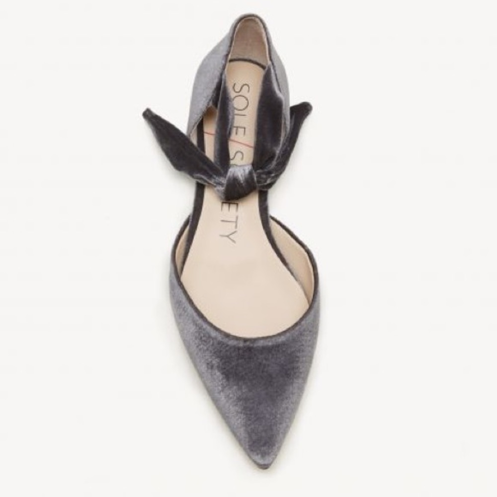 Grey velvet pointed flats with tie